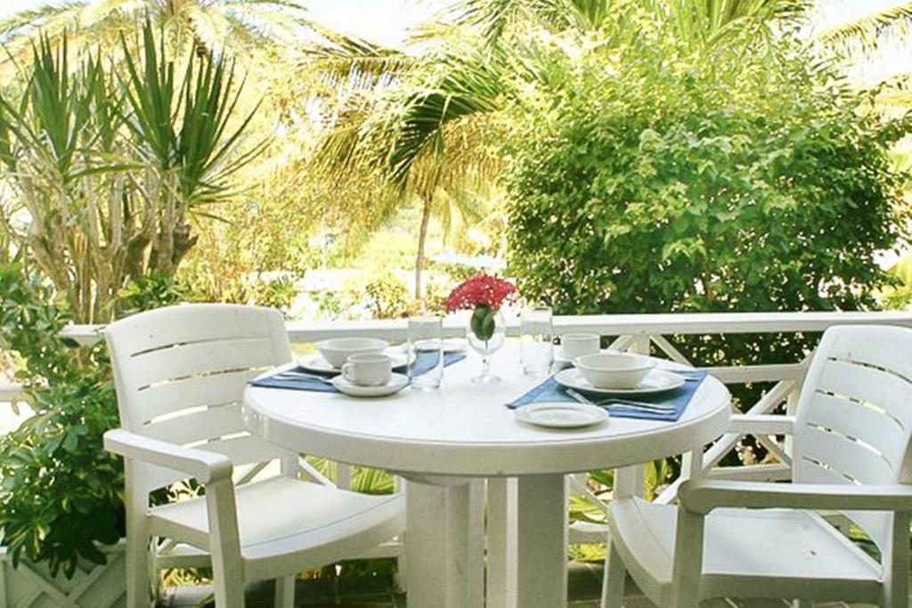 Dickenson Bay Cottages Cedar Grove Екстер'єр фото
